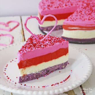 Valentines Cheesecake是一种三层甜点，带有饼干外壳。它很容易制作，它是不烘烤的，它是冷冻的，因此您可以在准备好时将其提前并提供服务。