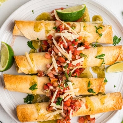 炸鸡鸡taquitos上面放着装饰。