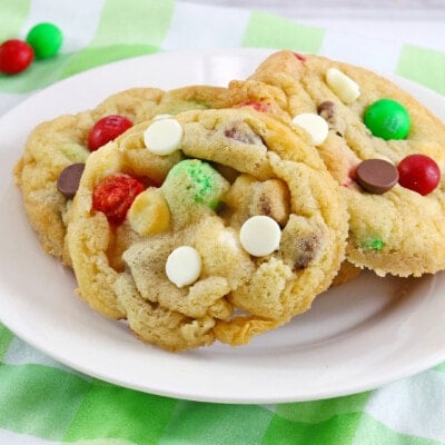 空气炸锅Christmas Cookies on a white plate.