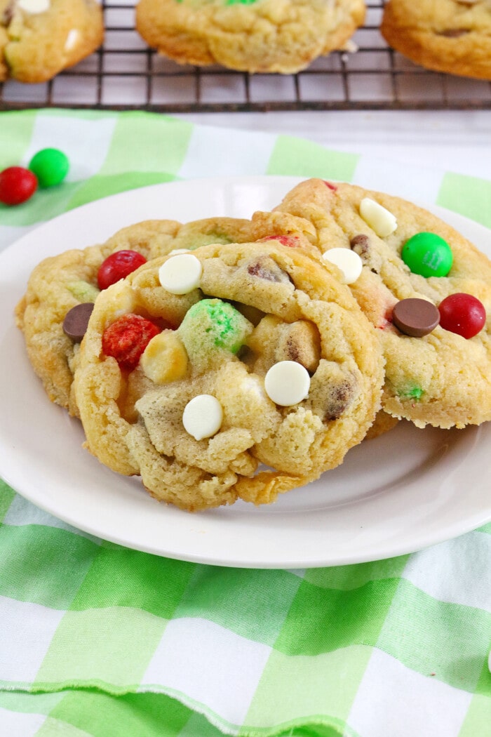 空气炸锅Christmas Cookies on a white plate.