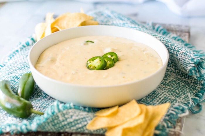 在一个白碗里的crockpot queso。